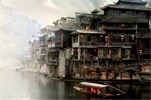 鳳凰古城、晚會(huì)、矮寨大橋、魔鬼玻璃棧道、墨戎苗寨汽車兩日游