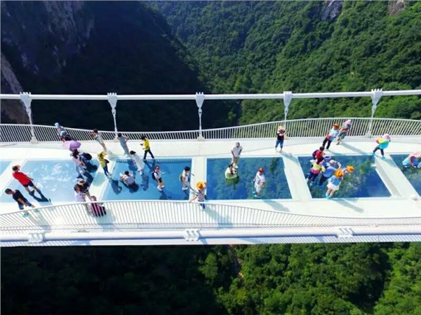 C玻璃橋、天門仙山、夯吾苗寨、鳳凰古城“神秘湘西之旅” 品質(zhì)純玩2晚3日游
