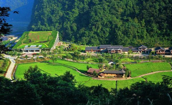 　　D4線：黃龍洞、袁家界、天子山、金鞭溪、夯吾苗寨、鳳凰古城“養(yǎng)心潤肺”之旅品質(zhì)純玩3晚4日游