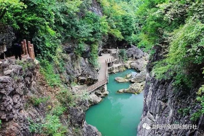 貴州黃果樹大瀑布、梵凈山、西江千戶苗寨、荔波大小七孔、鎮(zhèn)遠古城遵義會議會址、息烽集中營汽車七日游